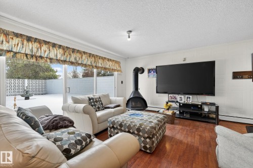 16 Laurier Place, Edmonton, AB - Indoor Photo Showing Living Room