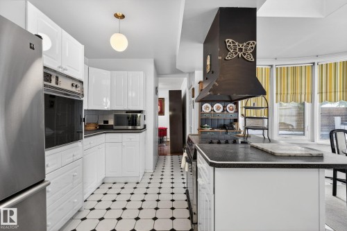 16 Laurier Place, Edmonton, AB - Indoor Photo Showing Kitchen