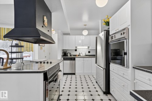 16 Laurier Place, Edmonton, AB - Indoor Photo Showing Kitchen