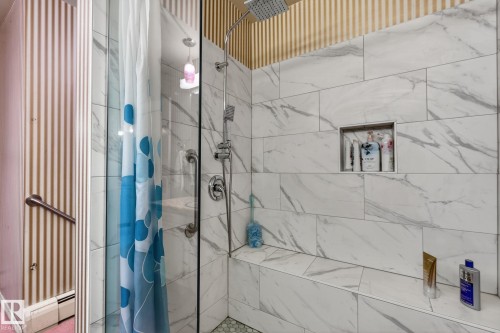 16 Laurier Place, Edmonton, AB - Indoor Photo Showing Bathroom