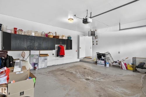 16 Laurier Place, Edmonton, AB - Indoor Photo Showing Garage