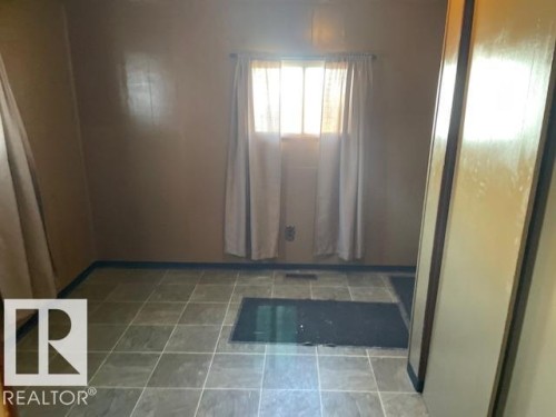 12 Cliff Crescent, Edmonton, AB - Indoor Photo Showing Other Room