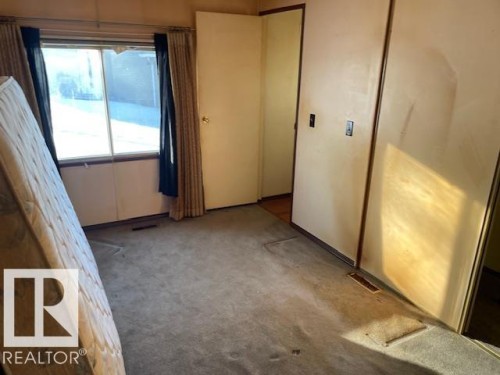 12 Cliff Crescent, Edmonton, AB - Indoor Photo Showing Other Room