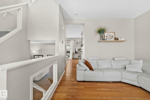 46 13825 155 Avenue, Edmonton, AB - Indoor Photo Showing Living Room