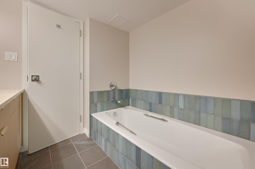 602 9929 Saskatchewan Drive, Edmonton, AB - Indoor Photo Showing Bathroom