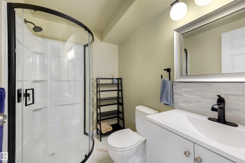 107 Warwick Road, Edmonton, AB - Indoor Photo Showing Bathroom