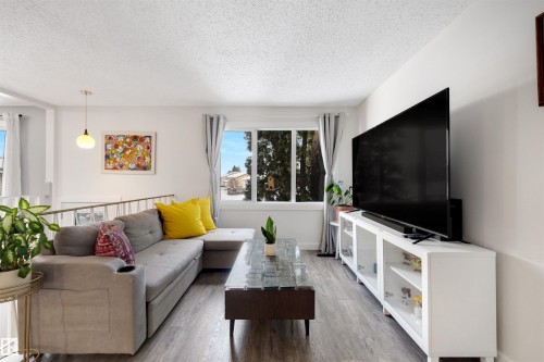 107 Warwick Road, Edmonton, AB - Indoor Photo Showing Living Room