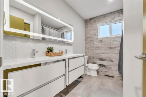 8617 108A Street, Edmonton, AB - Indoor Photo Showing Bathroom