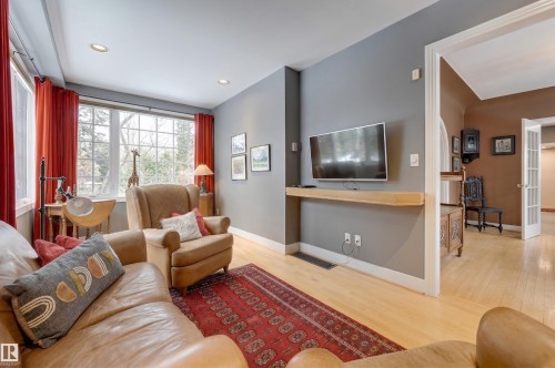 106 St George'S Crescent, Edmonton, AB - Indoor Photo Showing Living Room
