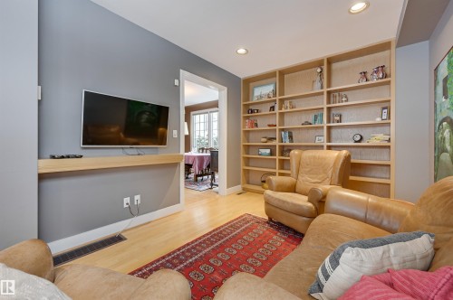 106 St George'S Crescent, Edmonton, AB - Indoor Photo Showing Living Room