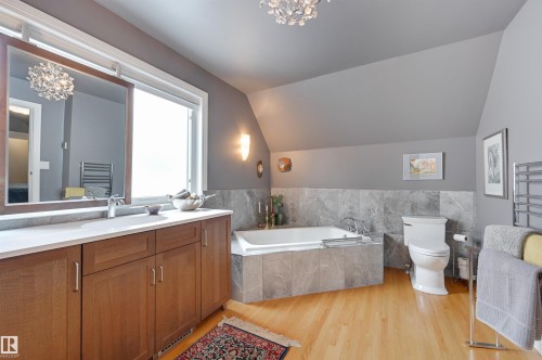 106 St George'S Crescent, Edmonton, AB - Indoor Photo Showing Bathroom