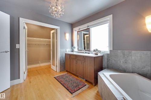 106 St George'S Crescent, Edmonton, AB - Indoor Photo Showing Bathroom