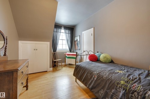 106 St George'S Crescent, Edmonton, AB - Indoor Photo Showing Bedroom