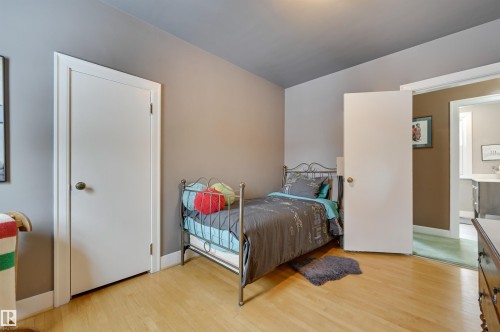 106 St George'S Crescent, Edmonton, AB - Indoor Photo Showing Bedroom