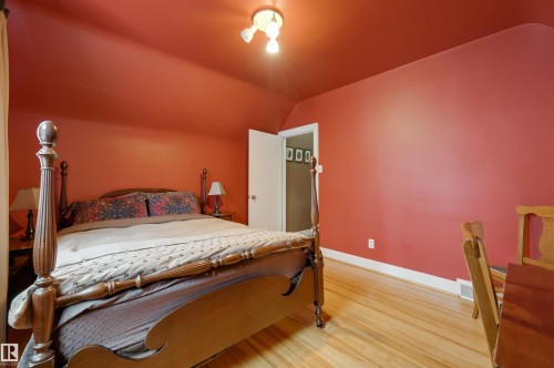 106 St George'S Crescent, Edmonton, AB - Indoor Photo Showing Bedroom