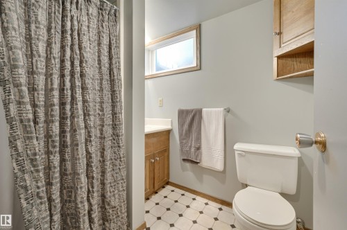 106 St George'S Crescent, Edmonton, AB - Indoor Photo Showing Bathroom