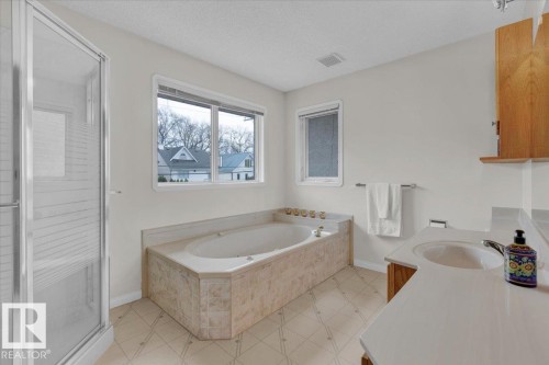 9615 101 Street, Edmonton, AB - Indoor Photo Showing Bathroom