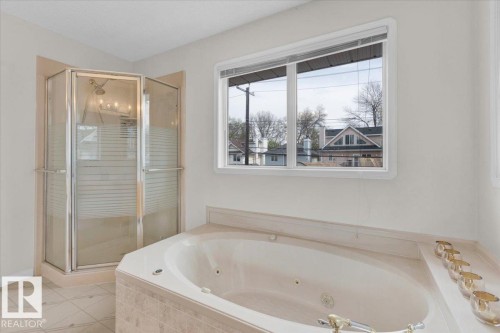 9615 101 Street, Edmonton, AB - Indoor Photo Showing Bathroom