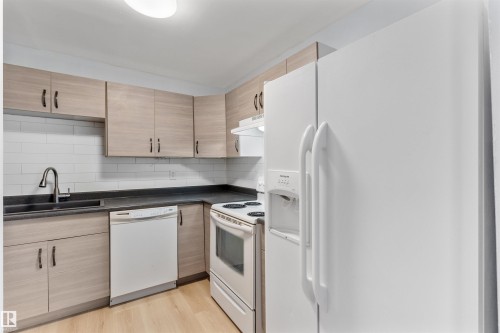 151 Marlborough Place, Edmonton, AB - Indoor Photo Showing Kitchen