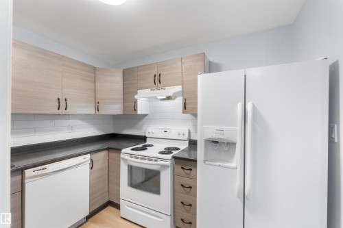 151 Marlborough Place, Edmonton, AB - Indoor Photo Showing Kitchen
