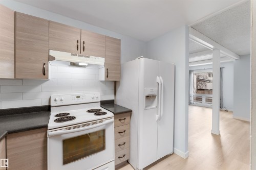 151 Marlborough Place, Edmonton, AB - Indoor Photo Showing Kitchen
