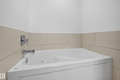 9012 92 Avenue, Edmonton, AB - Indoor Photo Showing Bathroom