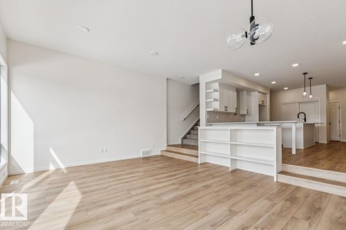 324 30 Street, Edmonton, AB - Indoor