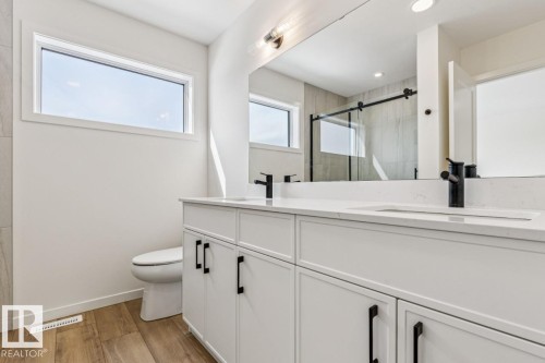 324 30 Street, Edmonton, AB - Indoor Photo Showing Bathroom