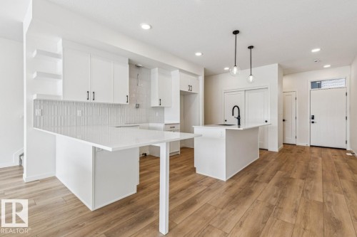 324 30 Street, Edmonton, AB - Indoor Photo Showing Kitchen With Upgraded Kitchen