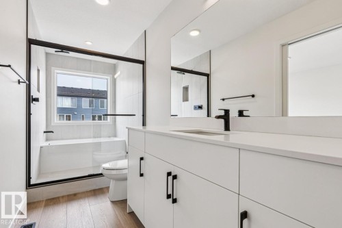 319 30 Street, Edmonton, AB - Indoor Photo Showing Bathroom