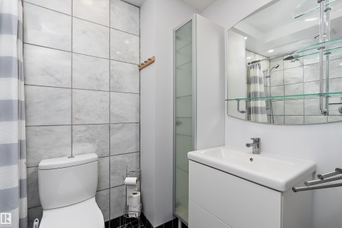 9716 88 Avenue, Edmonton, AB - Indoor Photo Showing Bathroom