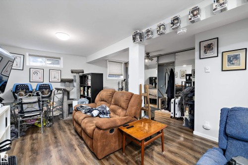 9716 88 Avenue, Edmonton, AB - Indoor Photo Showing Living Room