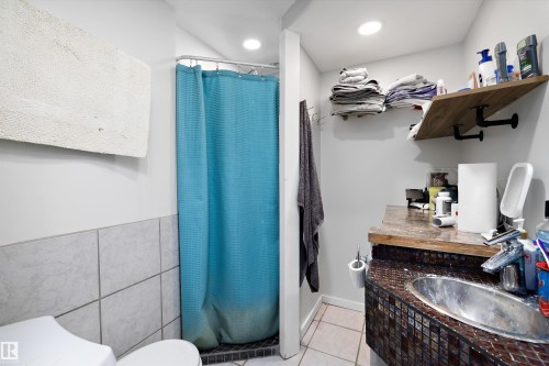 9716 88 Avenue, Edmonton, AB - Indoor Photo Showing Bathroom