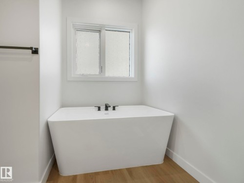 3138 Magpie Wy, Edmonton, AB - Indoor Photo Showing Bathroom