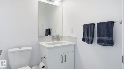 10817 75 Avenue, Edmonton, AB - Indoor Photo Showing Bathroom