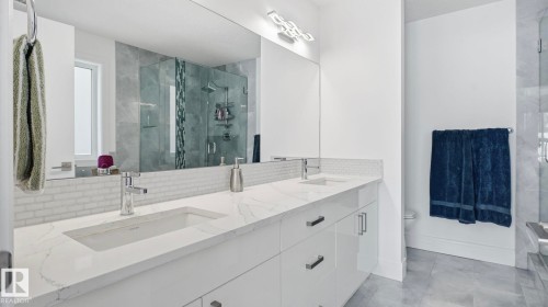 10817 75 Avenue, Edmonton, AB - Indoor Photo Showing Bathroom