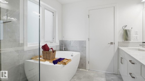 10817 75 Avenue, Edmonton, AB - Indoor Photo Showing Bathroom