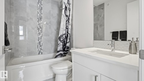 10817 75 Avenue, Edmonton, AB - Indoor Photo Showing Bathroom