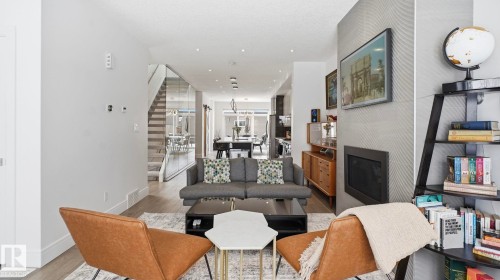 10817 75 Avenue, Edmonton, AB - Indoor Photo Showing Living Room