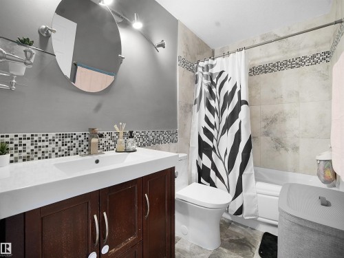 48 2004 Grantham Crest, Edmonton, AB - Indoor Photo Showing Bathroom