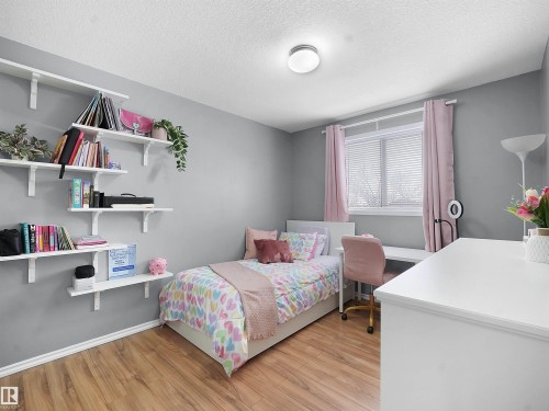 48 2004 Grantham Crest, Edmonton, AB - Indoor Photo Showing Bedroom