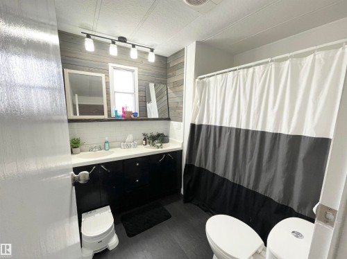 4908 55 Avenue, Camrose, AB - Indoor Photo Showing Bathroom