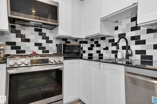 4755 35 Avenue, Edmonton, AB - Indoor Photo Showing Kitchen With Upgraded Kitchen