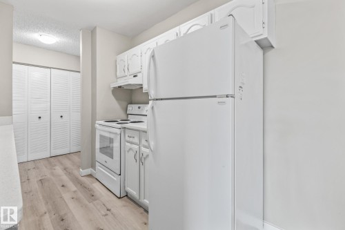 502 10125 109 Street, Edmonton, AB - Indoor Photo Showing Kitchen