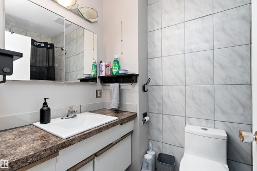 9714 88 Avenue, Edmonton, AB - Indoor Photo Showing Bathroom