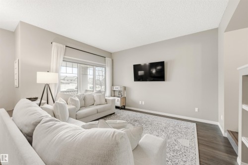 3229 Cherry Crescent, Edmonton, AB - Indoor Photo Showing Living Room
