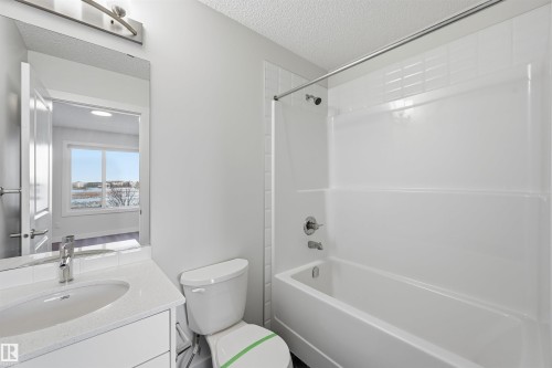 37 1010 Rabbit Hill Road, Edmonton, AB - Indoor Photo Showing Bathroom