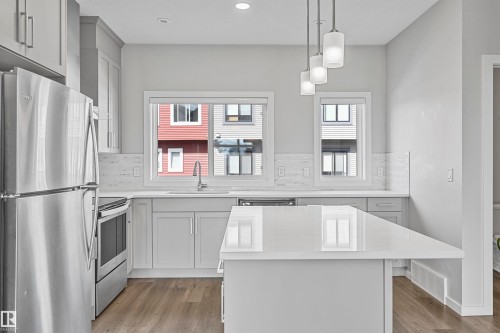 72 1010 Rabbit Hill Road, Edmonton, AB - Indoor Photo Showing Kitchen With Upgraded Kitchen