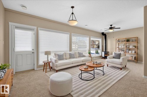 23 2815 34 Avenue, Edmonton, AB - Indoor Photo Showing Living Room