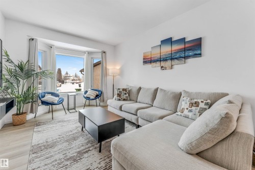 18403 55 Avenue, Edmonton, AB - Indoor Photo Showing Living Room